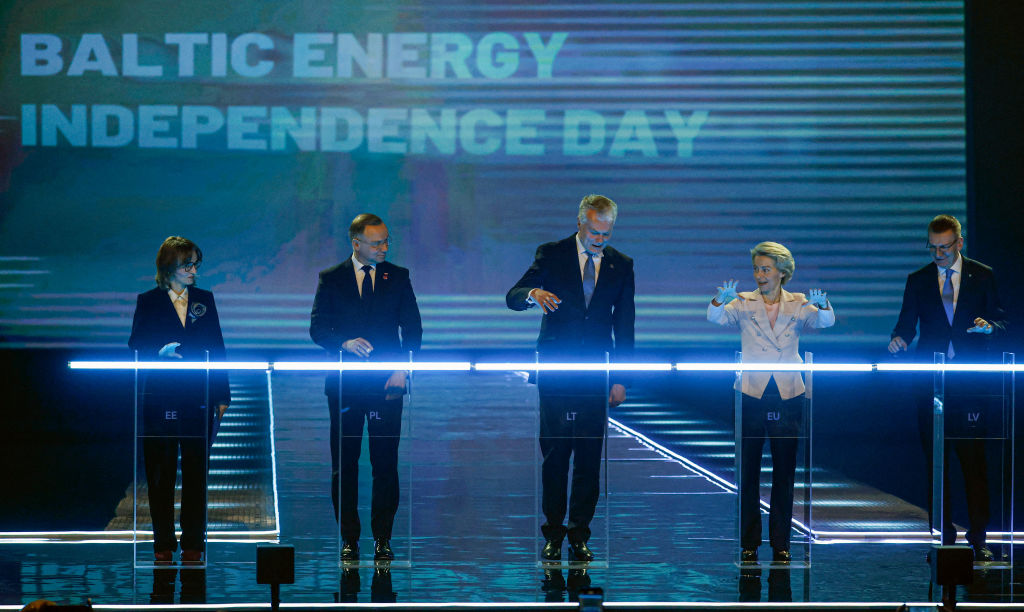 
Estonian Minister of Climate Yoko Alender, Polish President Andrzej Duda, Lithuanian President Gitanas Nauseda, European Commission President Ursula von der Leyen and Latvian President Edgars Rinkevics present at a ceremony to symbolise the disconnecting from Russia’s energy grid and joining the European power. Source: Petras Malukas / Getty Images
